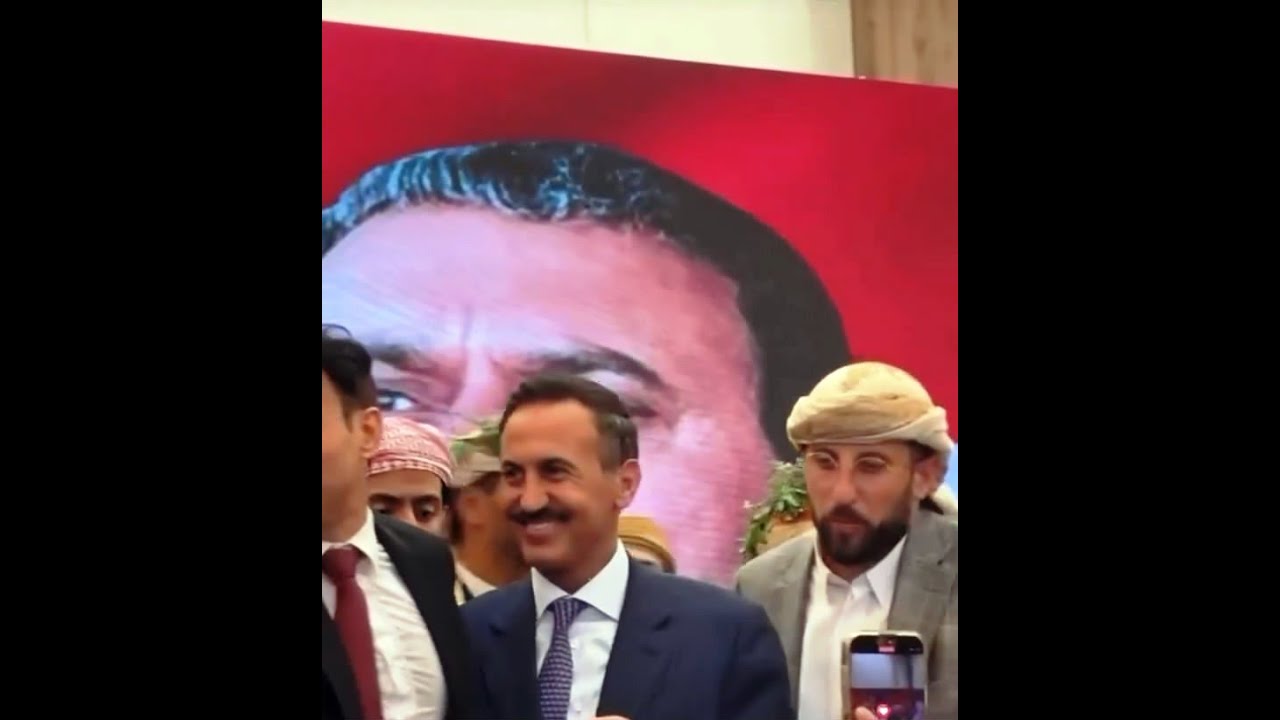 لحظة صعود السفير احمد علي عبدالله صالح المنصة لتهنئة العرسان والترحيب بالضيوف