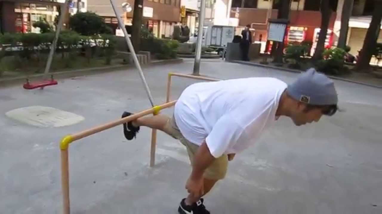 公園トレーニング８ ブランコの柵を用いたハムストリングランジ Youtube