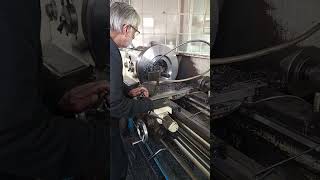 FULL FOCUS WITH OLD MAN EXPERIENCE USING PARALLEL LATH TO MACHINE WITH ANGLE ON MILD STEEL FLANGE