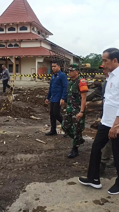 PRESIDEN JOKOWI berada di zona bahaya lahar dingin Gunung Marapi