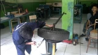SMK Vinama 2.. Anak SD Kelas 6 bongkar Ban Mobil..