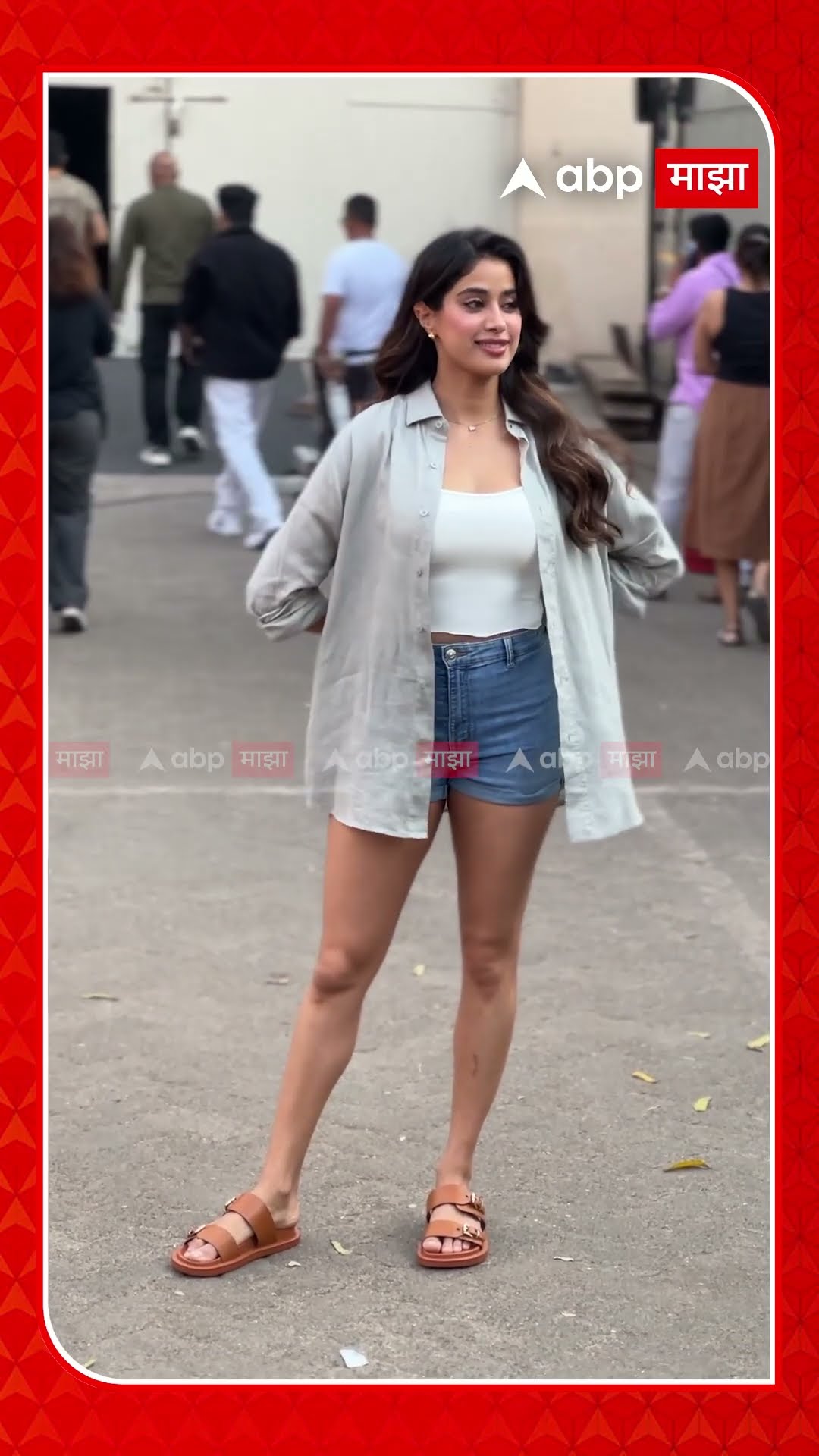 Janhvi Kapoor : ओवर साइज्ड शर्टमध्ये जान्हव कपूरचा क्यूट लूक...