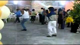 borrachos bailando un rayo de sol