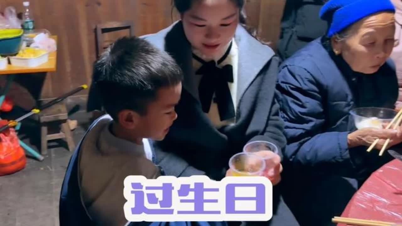 今天是妈妈的受难日，秋子感谢有大家的陪伴，在外婆家过生日啦 #三农 #农村 #生日 #外婆 #妈妈