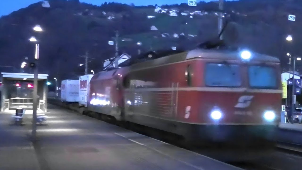 Dornbirn: Güterzug mit Zweilichtspitzensignal, 1144 040 m. Internorm & durchrauschende Güterzuge