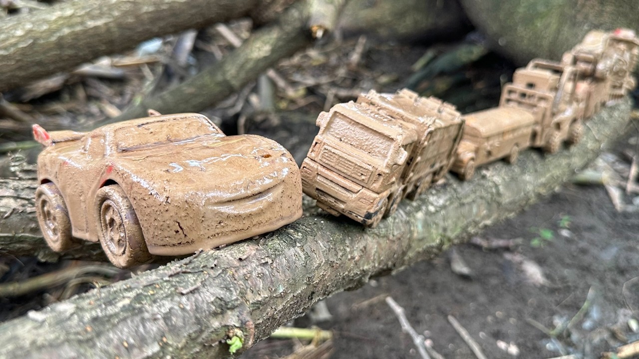 Temukan & Membersihkan Mainan Berlumpur, Truk Molen Besar, Mobil Ambulance, Mobil Polisi, Tank Baja