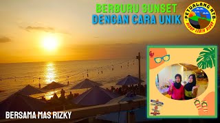 Minum Kopi Sambil Menikmati Sunset Saat Liburan ke Pantai