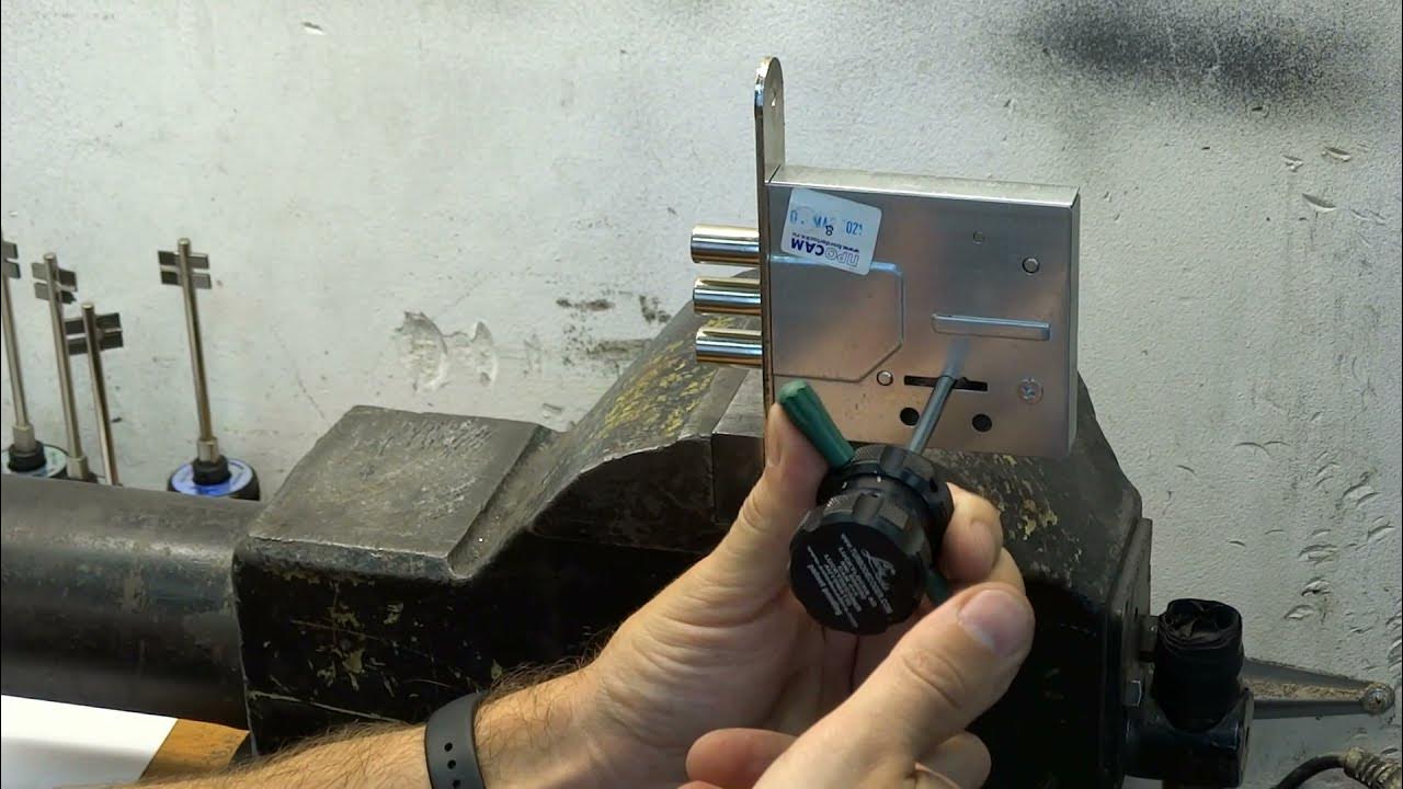 вскрыть 4. вскрыть 4. вскрыть дверь автомобиля. аварийное вскрытие замков. вскрытие машин.