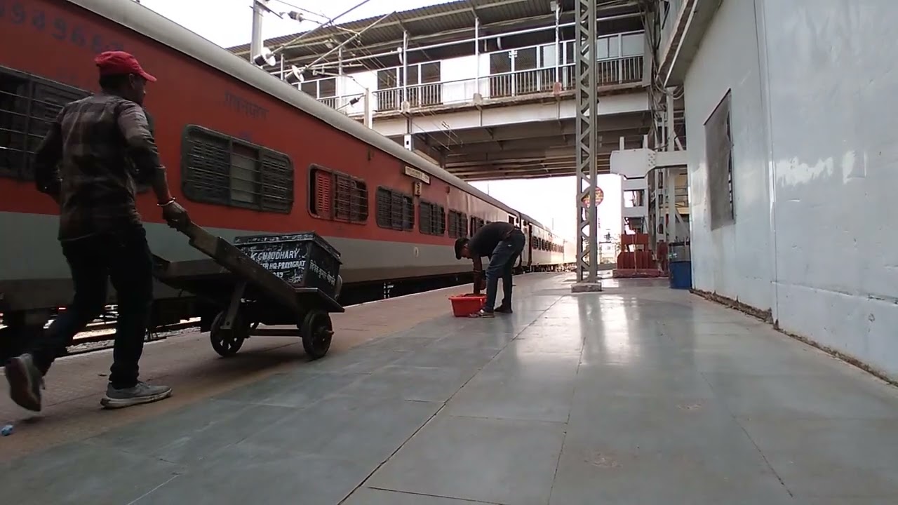 22307 Howrah jn.to Bikaner jn.bikaner super fast express arriving at Prayagraj jn.pt no.3 