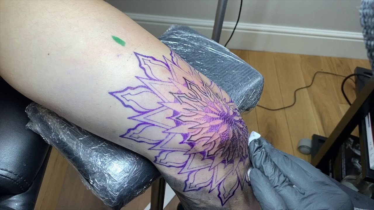 КАК СДЕЛАТЬ ТАТУИРОВКУ: НАДПИСЬ НА ЛОКОТЬ В ВИДЕ МАНДАЛЫ.