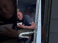 トラックの荷台で隠れて飯を食う巨人とそれを見つけた紅#Shorts