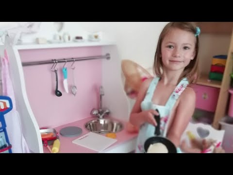 Саша готовит блинчики на кухне. Детская кухня. Игровая кухня.