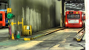 [GLOUCESTERSHIRE BUSES] Stagecoach Dennis Dart 33510 X518ADF reverses into the washdown