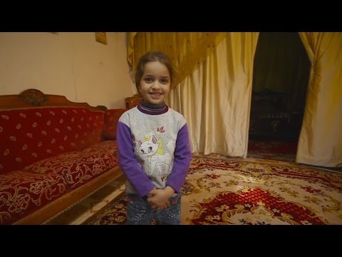 Una niña de 6 años muestra su casa en el Líbano 