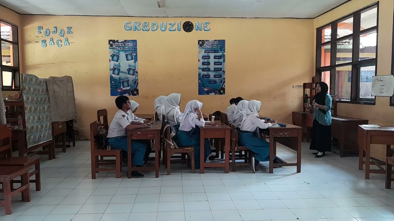 XII-1_Kelompok 3_Kepintaran dibawah Bayang Status_SMANJenggawah