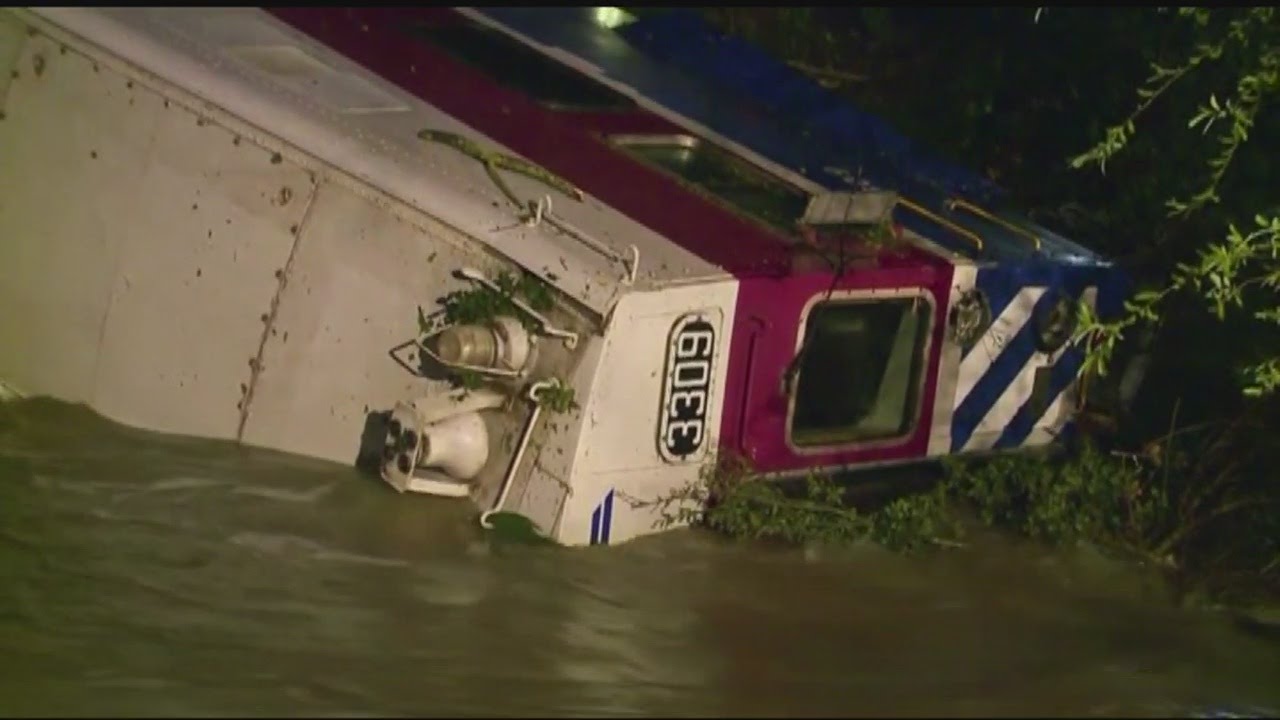Passengers injured after train derails in California Monday night - YouTube