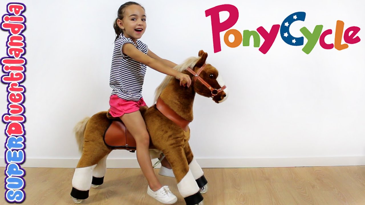 Andrea y su Poni de PonyCycle! Caballo de juguete con ruedas. Pony!
