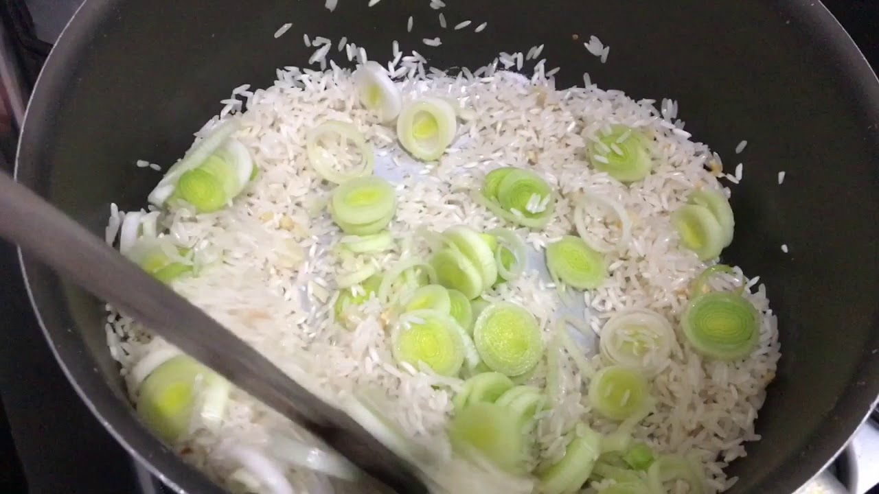 Como fazer arroz com alho poró?