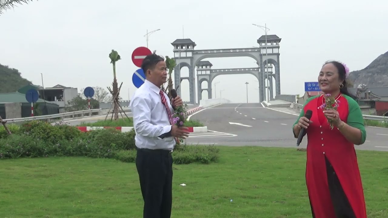  2 cs hương khánh và Duy Mạnh trình bầy bài hơi thở mùa xuân 