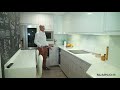 Cocina moderna en forma L muy estrecha  estilo nordico con silestone blanco zeus