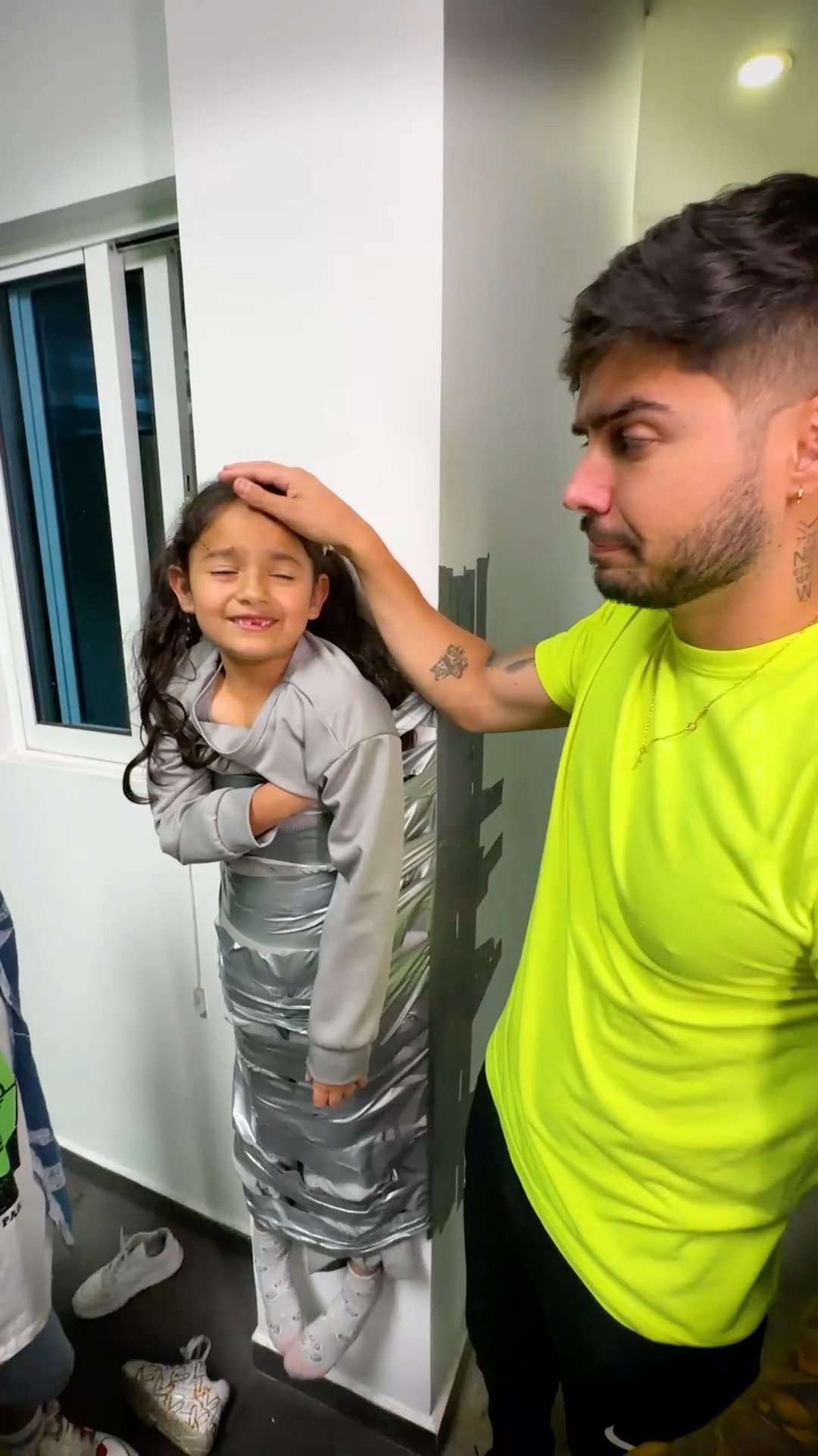 PEGUE A MI HERMANITA A LA PARED !!