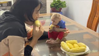 Monkey Kaka Eats Corn With His Mother .