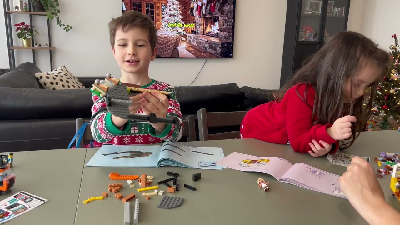 Розпаковка Новорічного LEGO Friends Кав’ярня квіткова 42671 та LEGO City Вокзал 60469 (Частина 2)