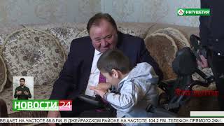 Махмуд - Али Калиматов вручил специальную коляску обратившемуся на «Прямую линию» Юсуфу Измайлову