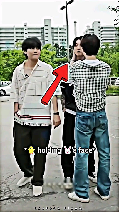 Jungkook noticed 🐰😳 that Taehyung was jealous and upset after seeing them 🐻☹️‼️ #shorts #taekook