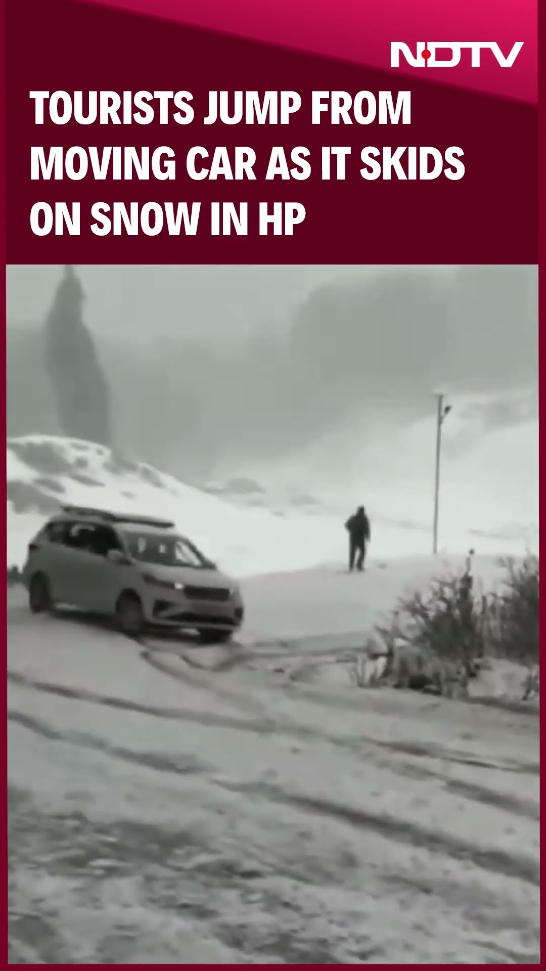 Himachal Pradesh Snow | Tourists Jump From Moving Car As It Skids On Snow In Himachal Pradesh