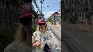 Туристка в Тайланде потеряла одежду по северному Тайланду в купальнике отдых в Тайланде Чианг Май