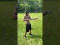 散弾銃が彼の手から飛び出した......