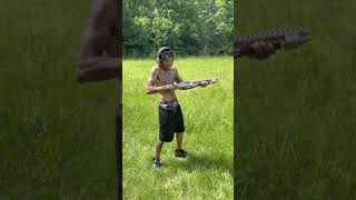 散弾銃が彼の手から飛び出した......