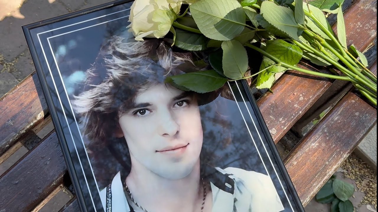 РОДНЫЕ ЖЕНИ БЕЛОУСОВА И ПОКЛОННИКИ НА МОГИЛЕ МУЗЫКАНТА В ДЕНЬ ПАМЯТИ | КУНЦЕВСКОЕ КЛАДБИЩЕ 2.06.2025