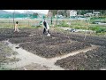 貸し農園で畝づくり
