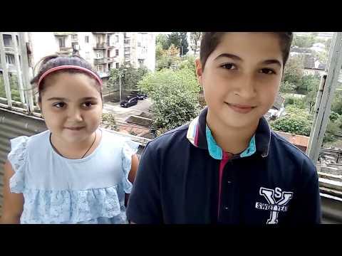 აკოს და ელენეს პირველი დღე სკოლაში.