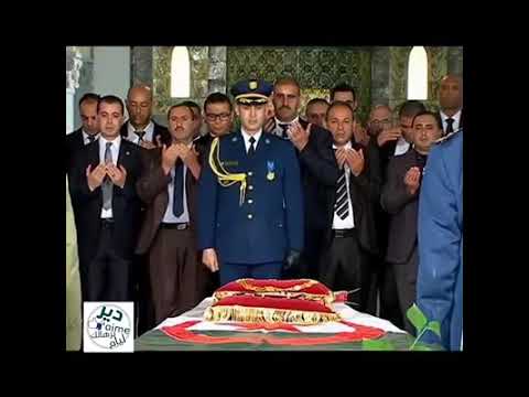 لحظة إلقاء البروتوكول و الحرس الشخصي للفريق قايد صالح النظرة الأخيرة و التحية العسكرية