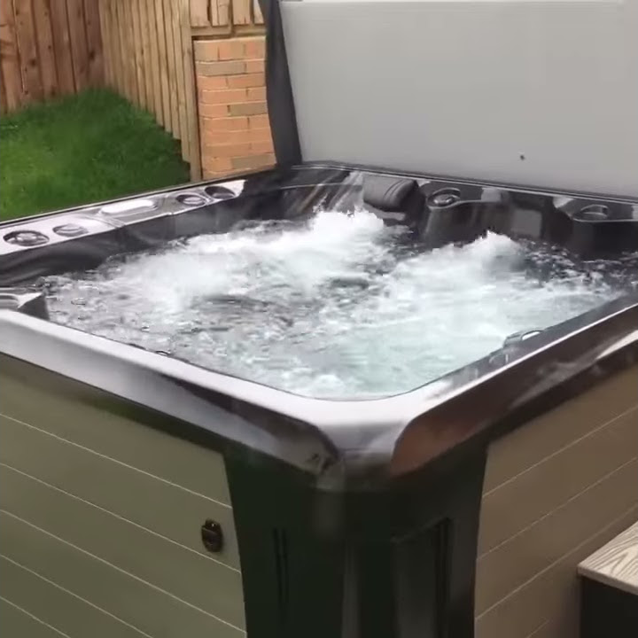 hollywood-elite-by-marquis-spas-installed-by-hot-tub-solutions