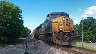 CSX 776 leads M573 with a CSX SD40-3 4066 DP with a friendly engineer at Horse Cave