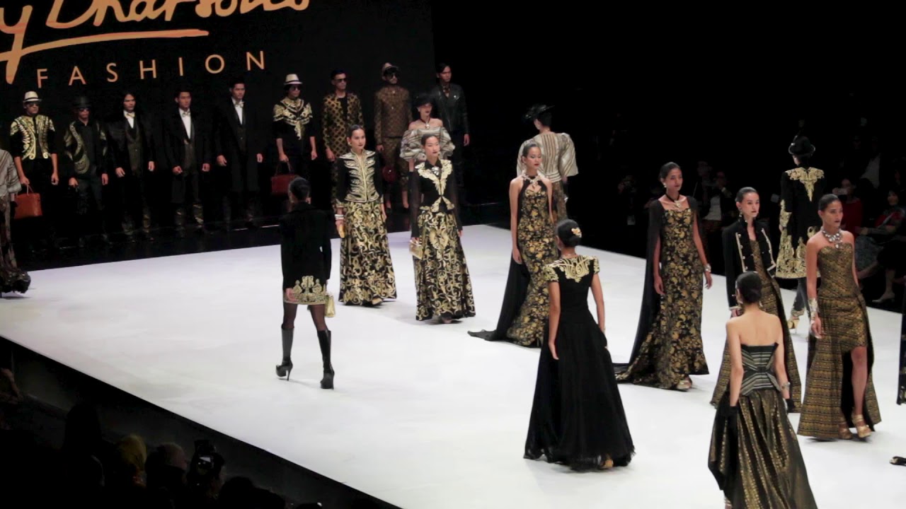 Poppy Dharsono Closing Fashion show