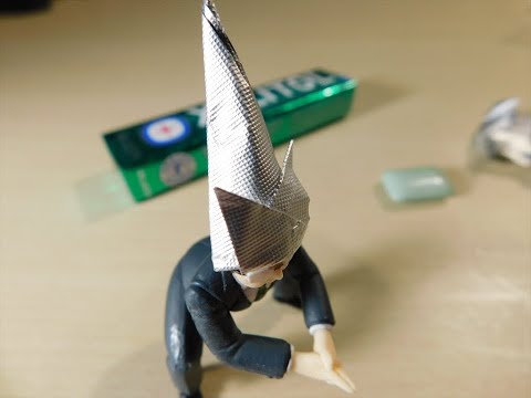 Small witch hat by folding origami with a gum wrapper.ガムの包み紙で小さいトンガリ帽子を折ってみた。