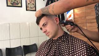 leoprobarber - Corte em V marcado, com três riscos para dar ainda mais  destaque!!! . Valeu pela presença 🙏🏻@blessed___2k22_ . .  #Pracimasempre☝🏻 #noprumo #saopaulo #saomateus #jdtiete #jdsapopemba  #jdadutora #cortedecabelomasculinotop