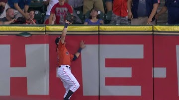 TEX@HOU: Rasmus makes a catch at the top of the wall
