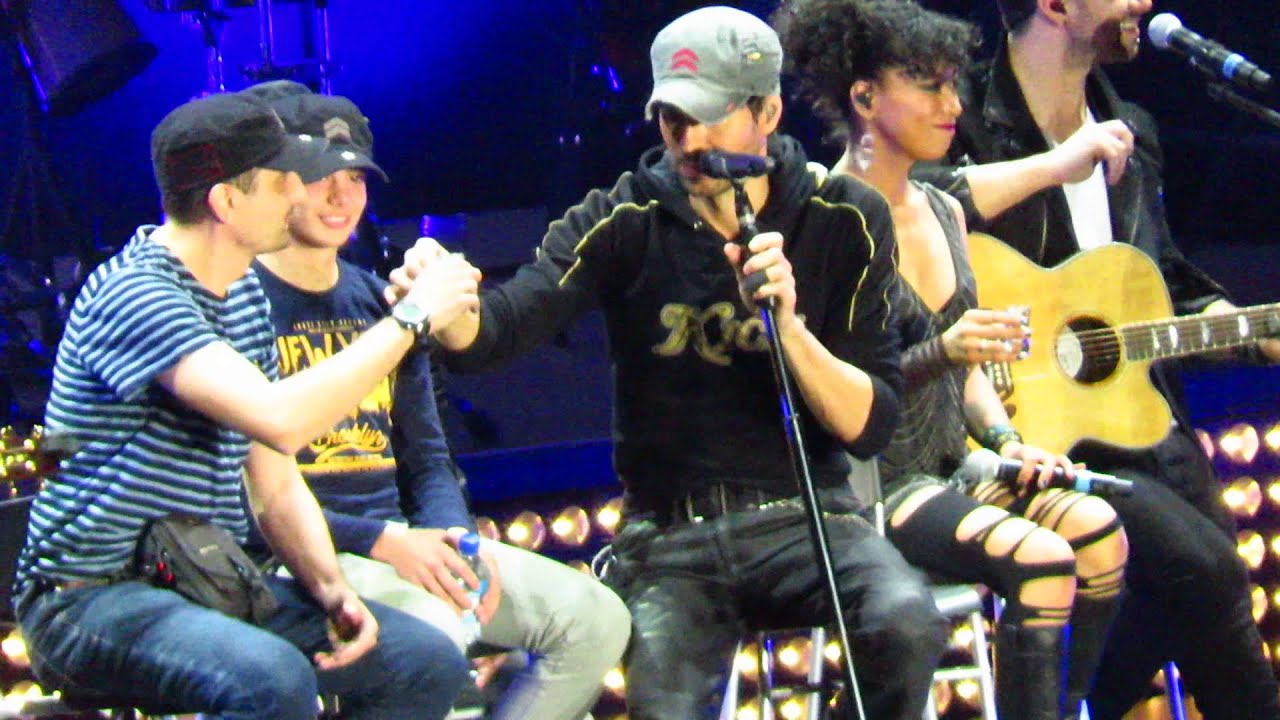Enrique Iglesias with bulgarian fans Ivan & Hristo on the stage - Amazing! Sofia Bulgaria