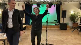 Karaokeo: Ĉiuj ni amegas Usonon! (kun Brandon Sowers)