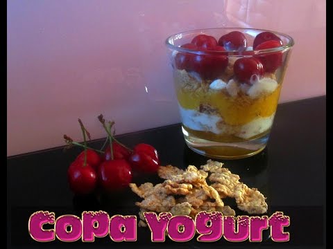 Copa de yogur y frutas