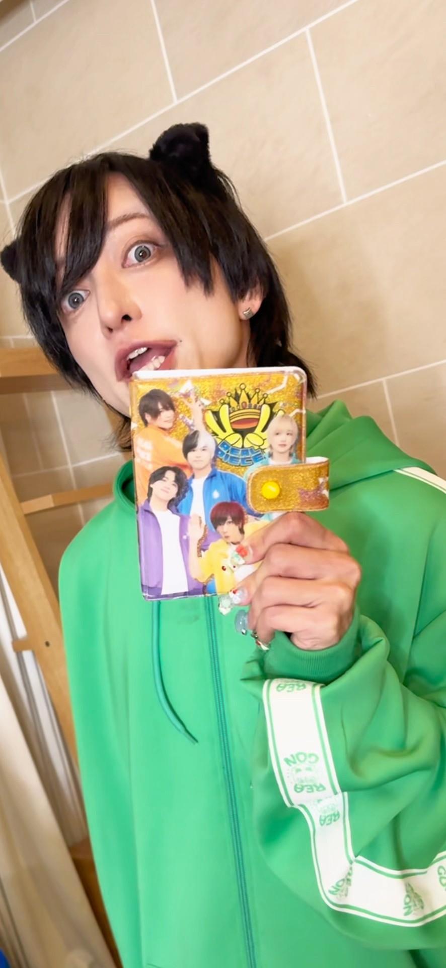 Real Peace sticker book?] Is it available on Shimamura Online