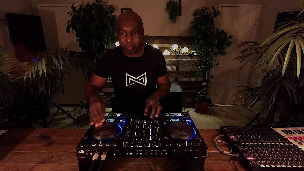 在 YouTube 上观看 Deep Soulful Techno | YORSOL Sessions | Marcus McGowan
