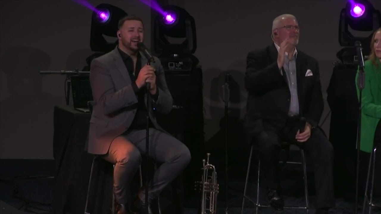 The Collingsworth Family - His Eye Is On The Sparrow (POWERFUL)