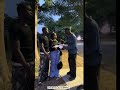 فتى عاشق حب شورتات قصيرة مضحك